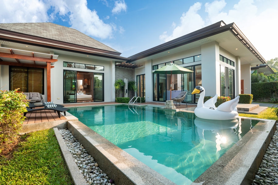 Piscine seminterrate con terrazzo.