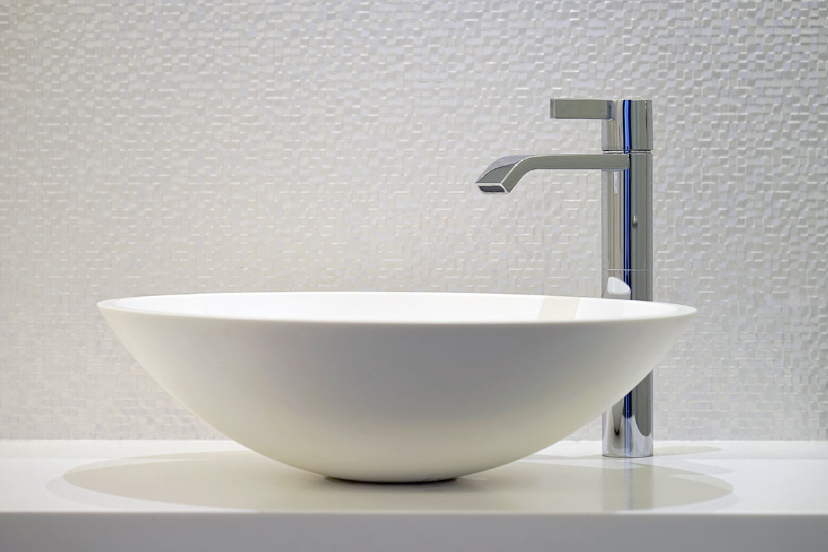 Bagno con rubinetteria di design.