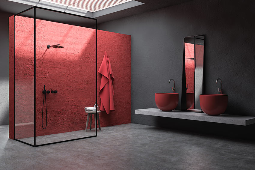 Bagno moderno con box doccia trasparente e interno rosso.