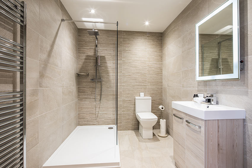 Bagno con cabina doccia trasparente, arredamento moderno.