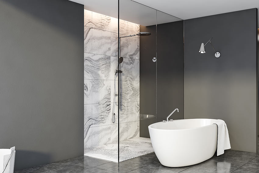 Box doccia di design con rivestimento piastrelle effetto marmo.