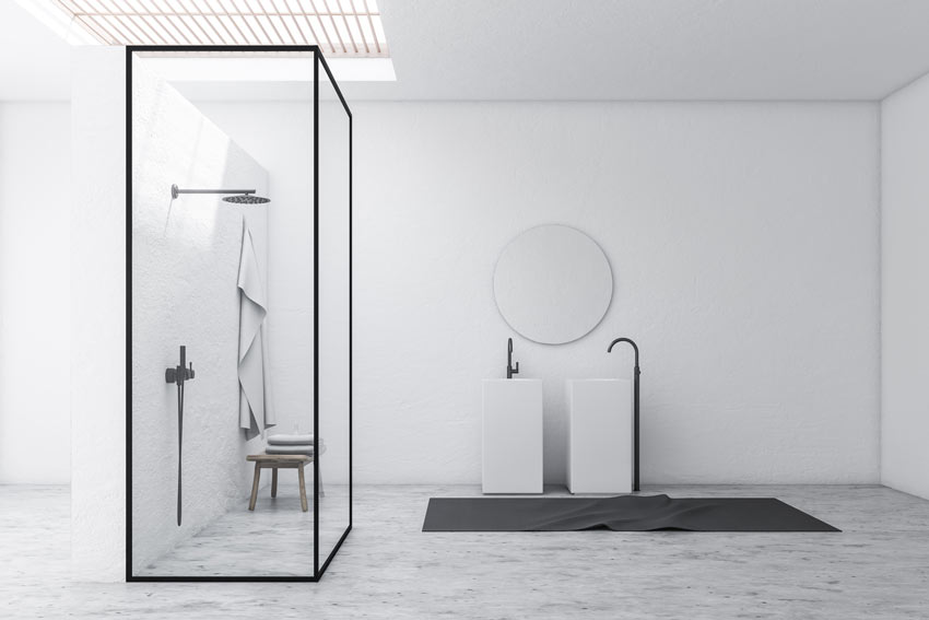 Bagno design con box doccia aperto in vetro trasparente.