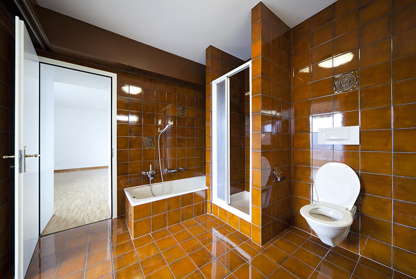 Bagno stile classico con box doccia realizzato in muratura.