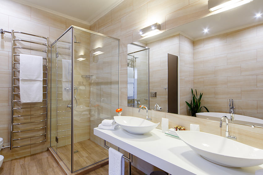 Box doccia trasparente, arredamento bagno moderno.