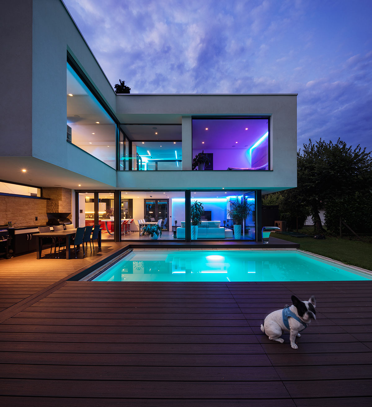 Bellissima casa moderna con illuminazioni a LED e piscina quadrata sul terrazzo.