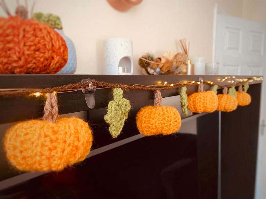 decorare il camino in autunno con zucche finte