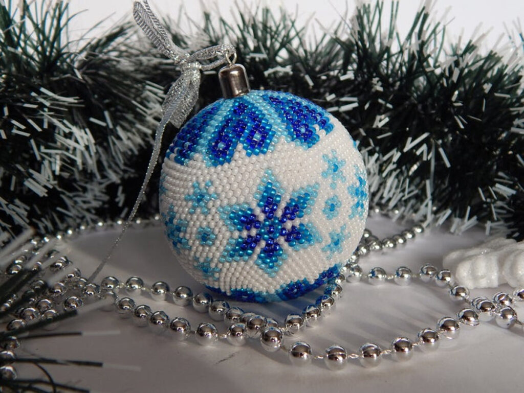 Come Decorare Una Pallina Di Natale Palline di Natale fai da te: 15 idee originali da cui prendere spunto