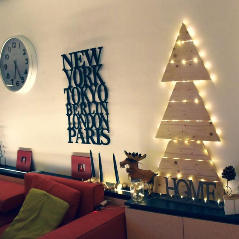 Albero Di Natale A Parete Con Luci Albero di Natale a parete: 12 idee creative per ottimizzare lo spazio