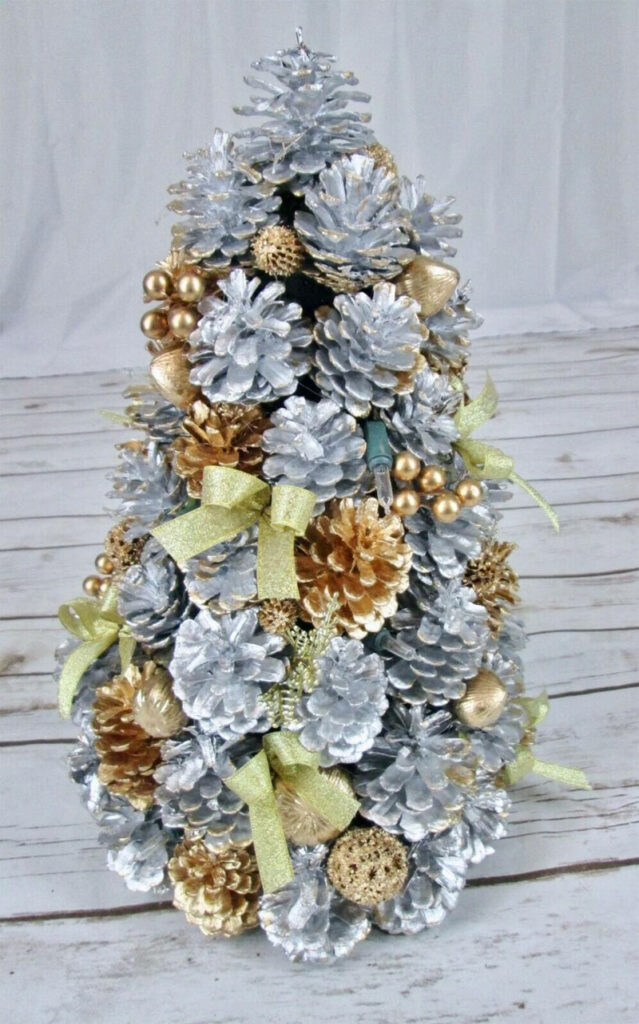 Albero Di Natale Con Pigne E Bacche Albero di Natale con le pigne: 9 idee fai da te + Video Tutorial