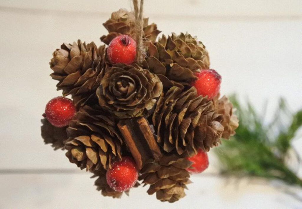 Lavoretti di natale con le pigne 12 idee fai da te a cui ispirarvi Lavoretti di natale con le pigne 12 idee fai da te a cui ispirarvi