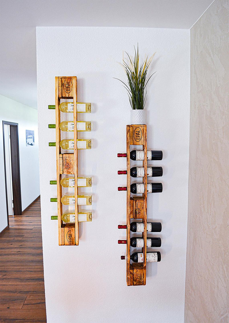 Porta bottiglie da parete fai da te in legno con parte superiore di bancali.