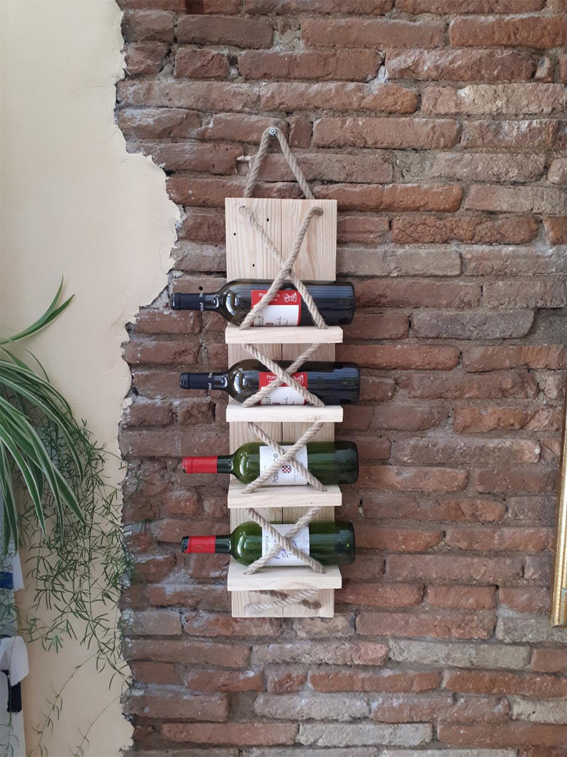 Porta bottiglie di vino da parete in legno fai da te. 