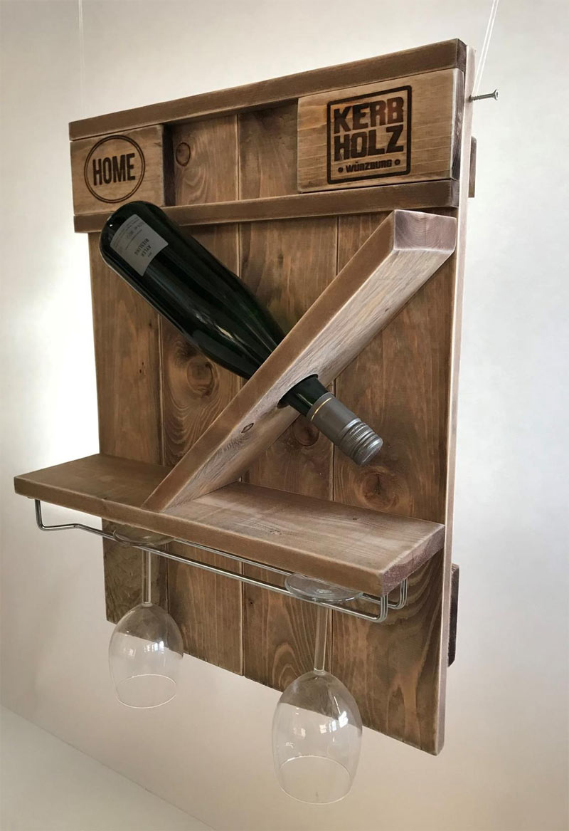 Porta bottiglie da parete in legno fai da te con bancali.