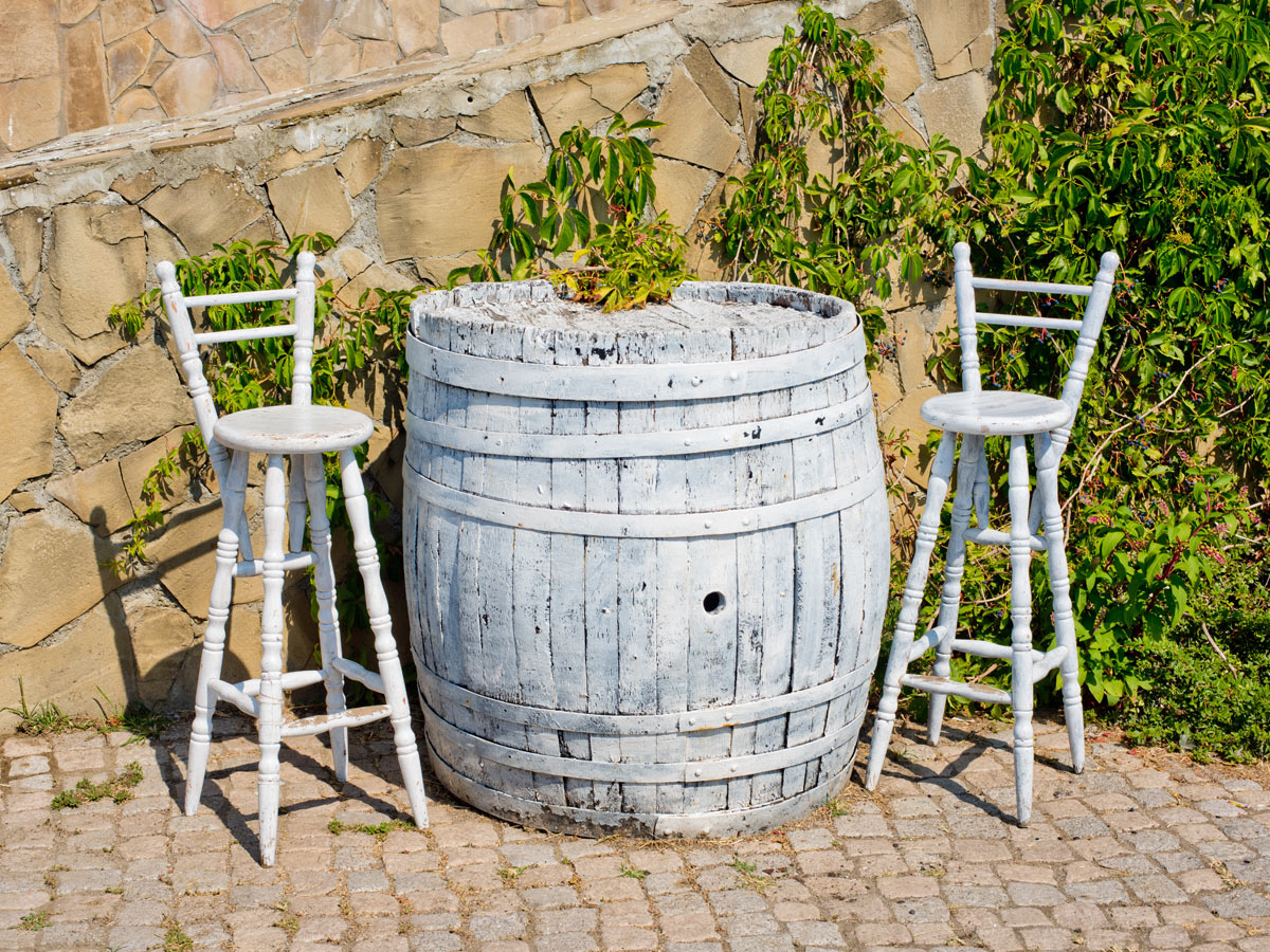 decorazione giardino con botte di vino