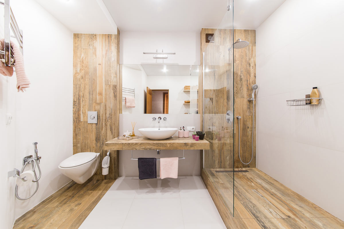 bagno in gres porcellanato effetto legno