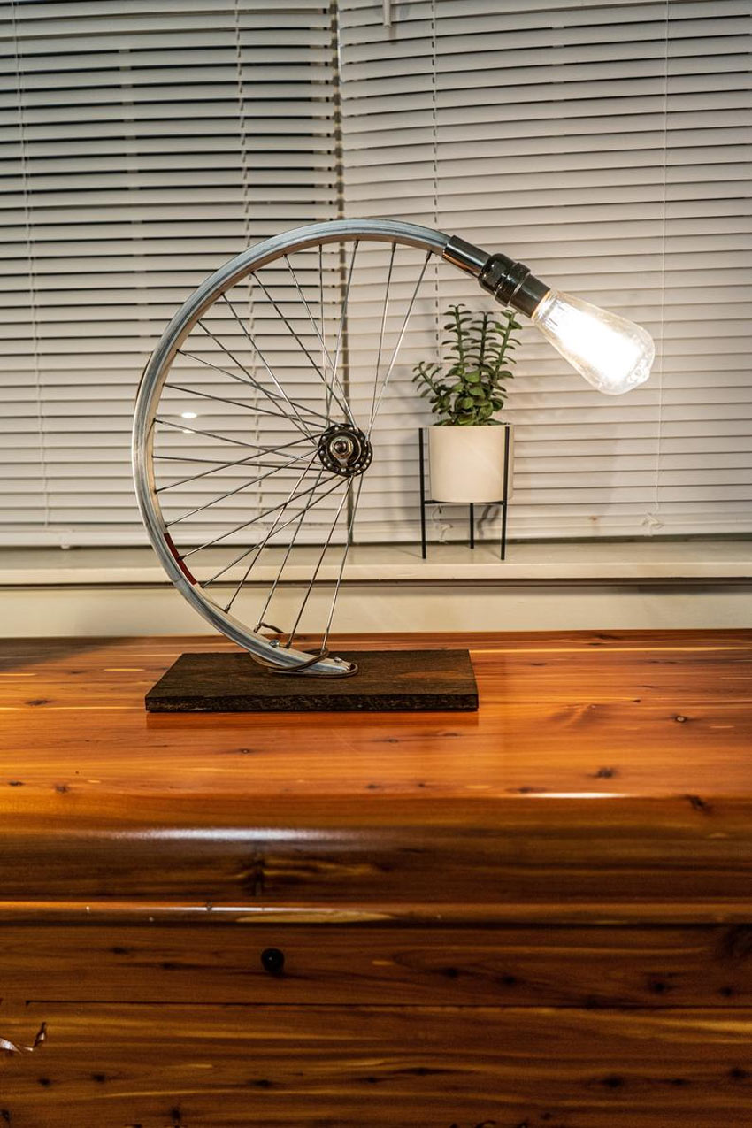 lampada creativa con ruota da bici