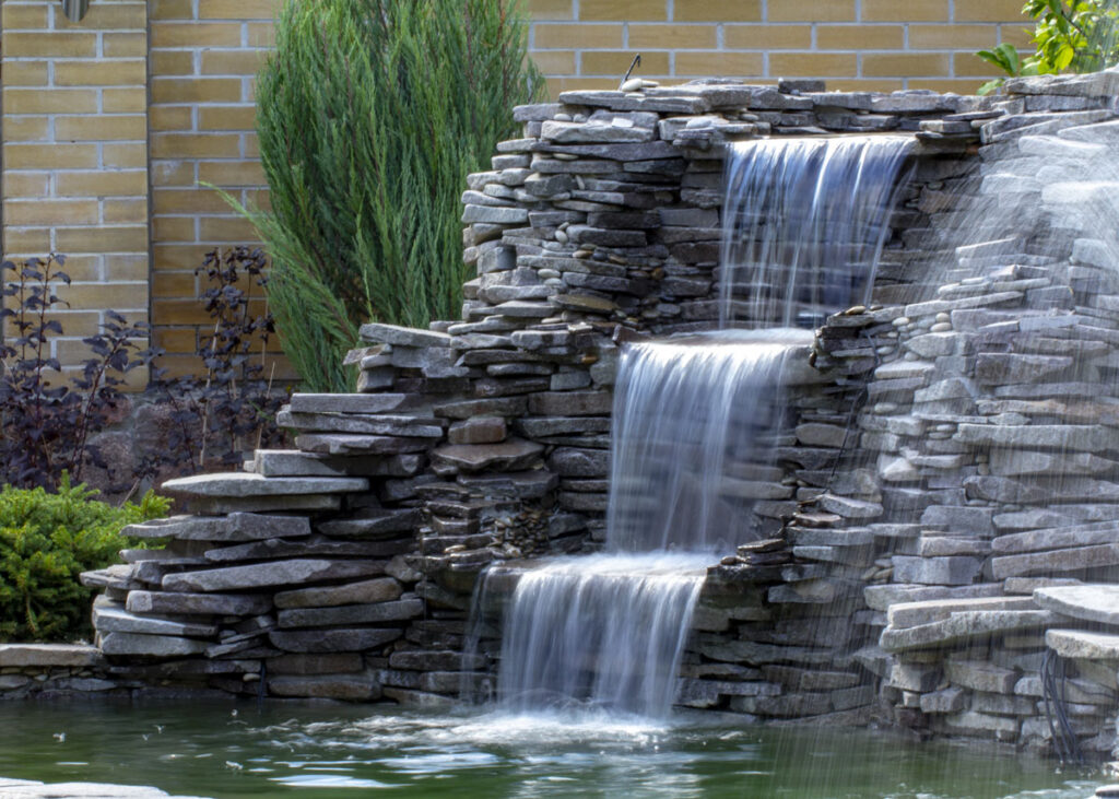 Fontane in pietra 10 idee per dare un tocco rustico al vostro giardino Fontane in pietra 10 idee per dare un tocco rustico al vostro giardino