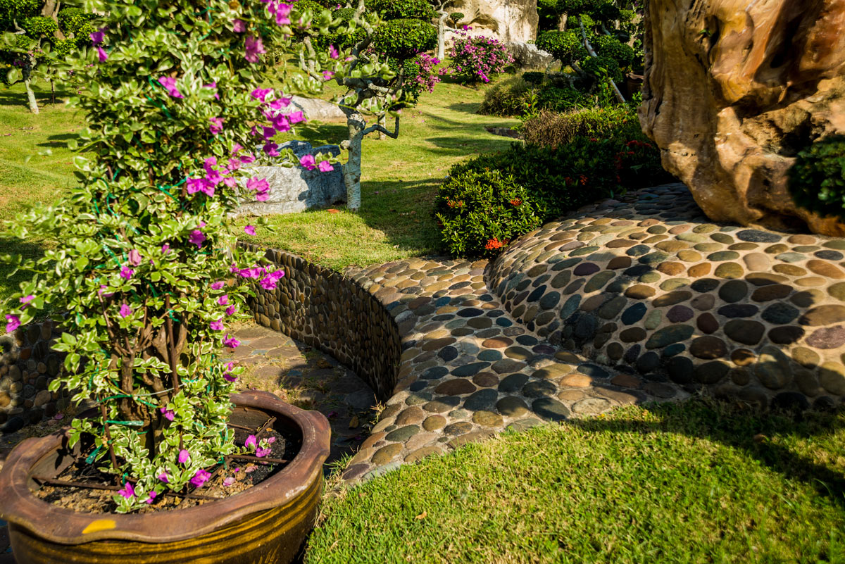 Terrazzamenti in un giardino in pendenza.