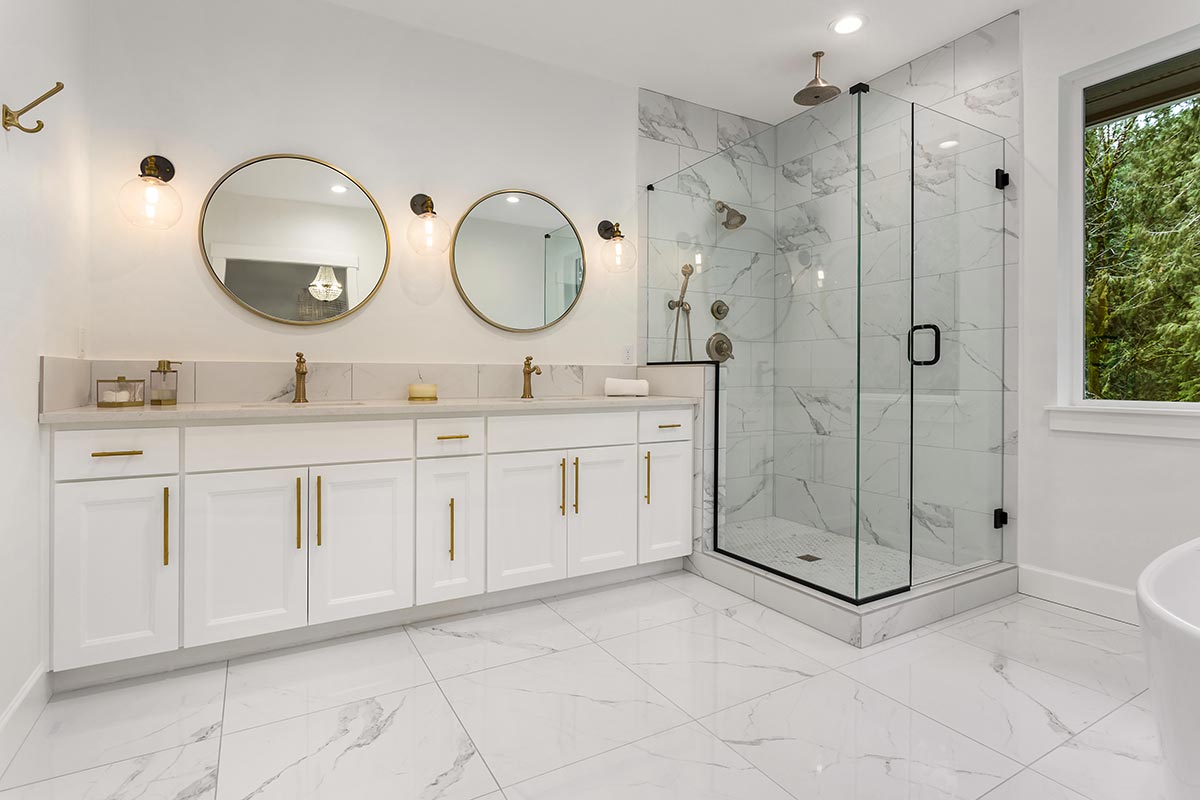 Bagno classico moderno con interno doccia in marmo.