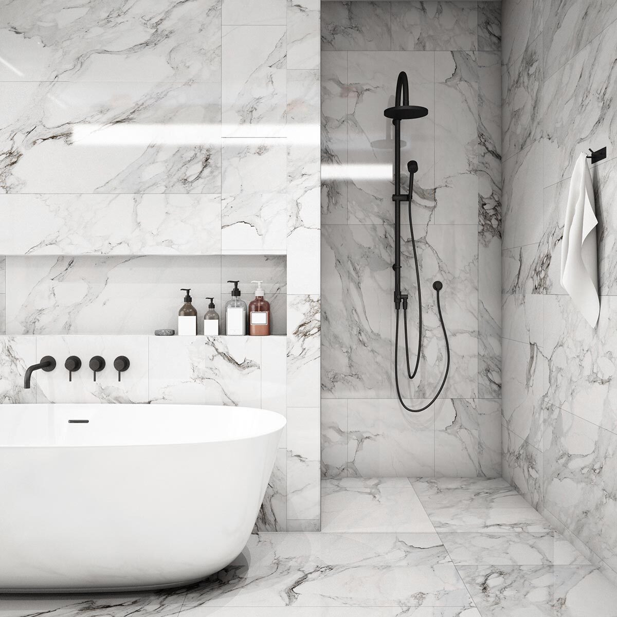 Splendido bagno di design con rivestimento in marmo bianco e nero.