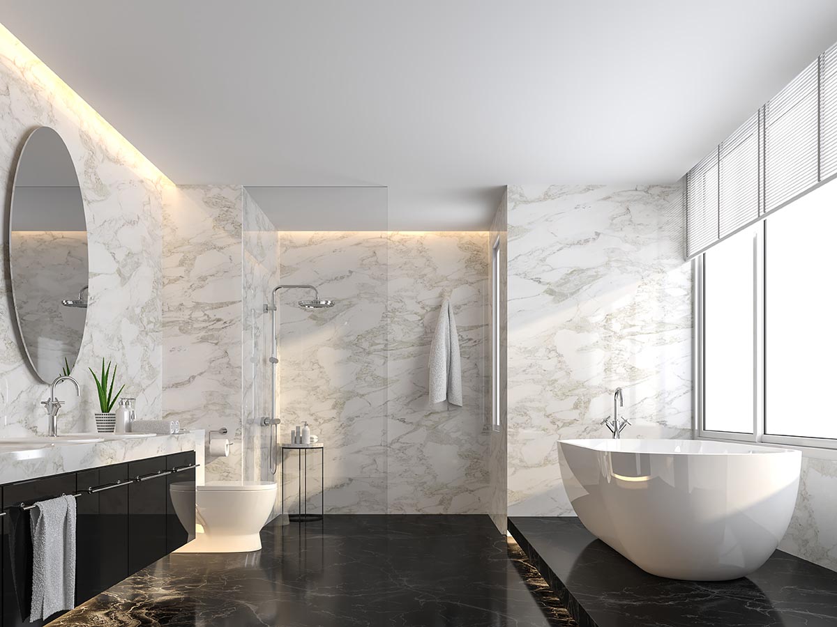 Bagno moderno con parete rivestite in marmo.