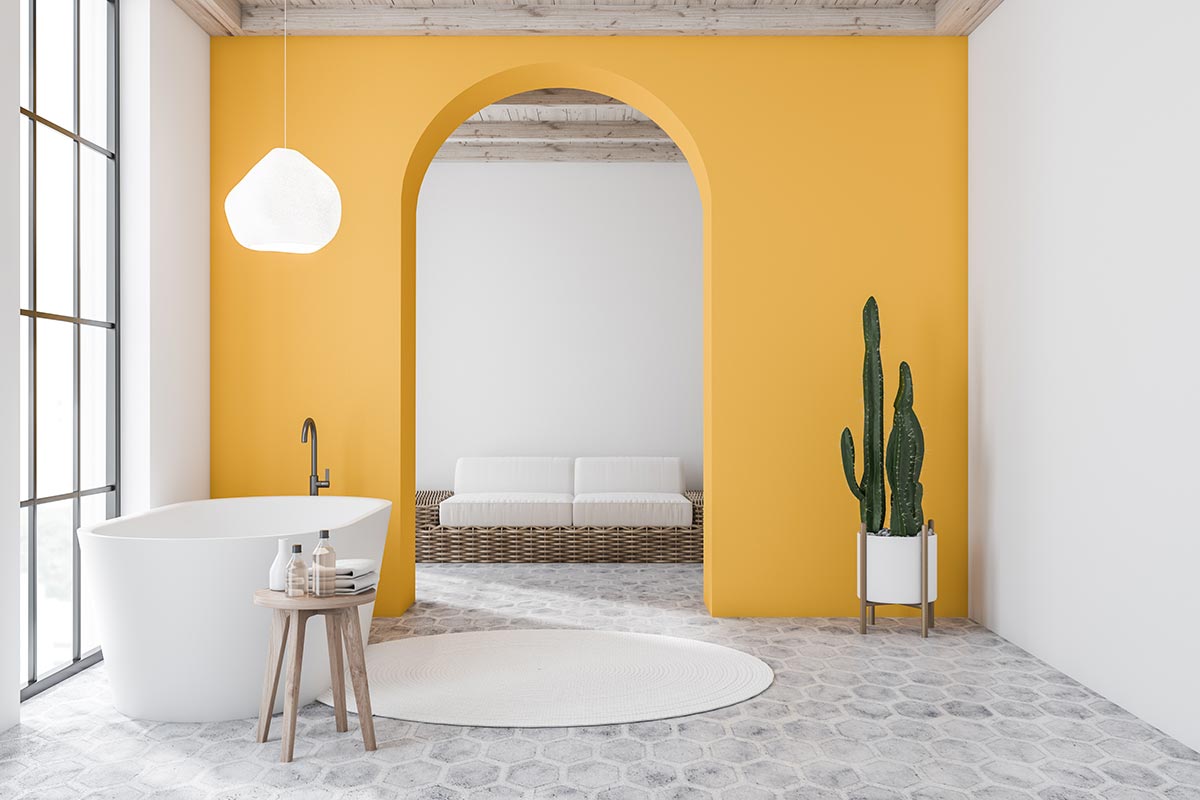 Bagno moderno con parete aperta gialla con forma di arco.