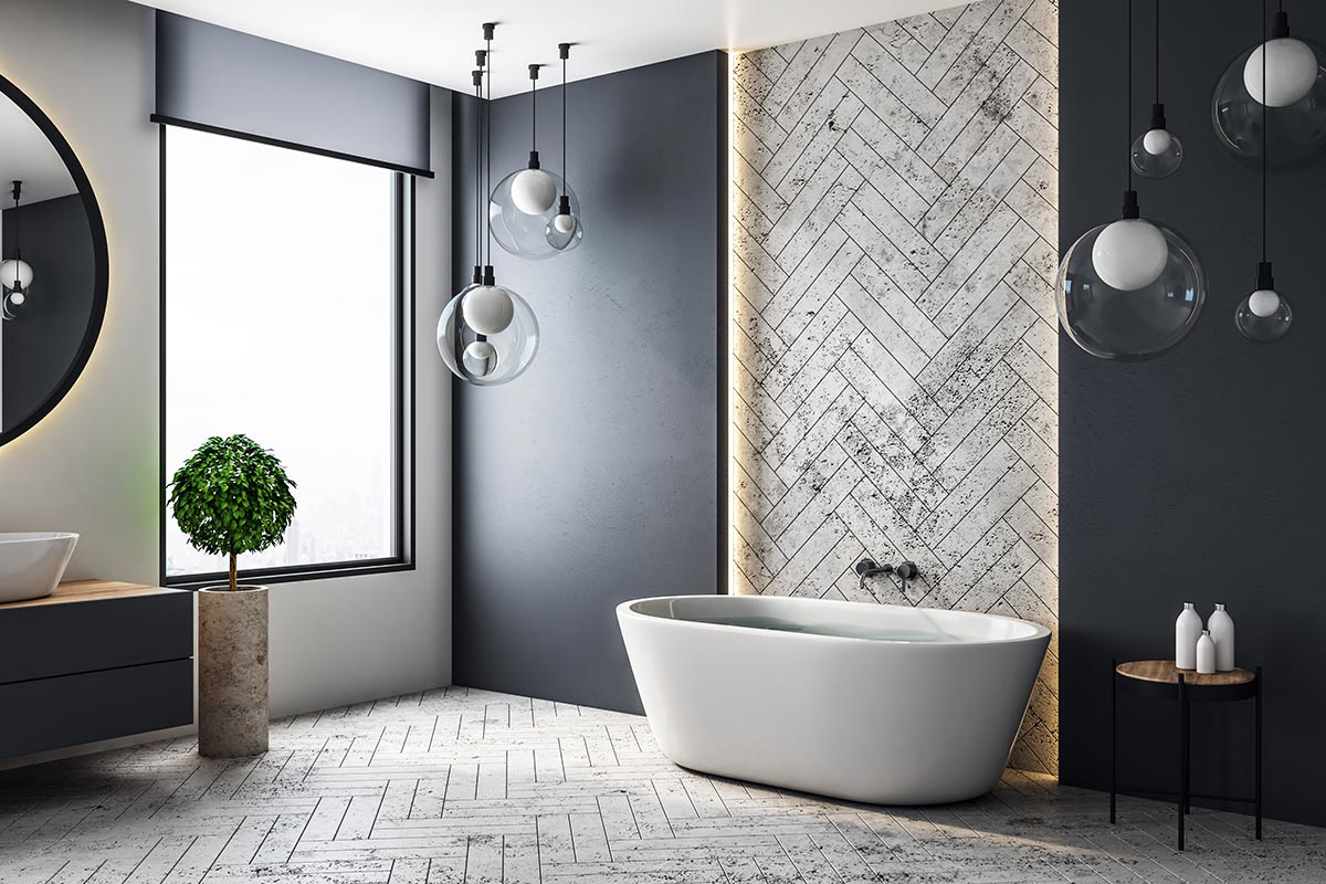 Bagno con pavimento piastrelle effetto legno bianco striscia murale con le stesse piastrelle.