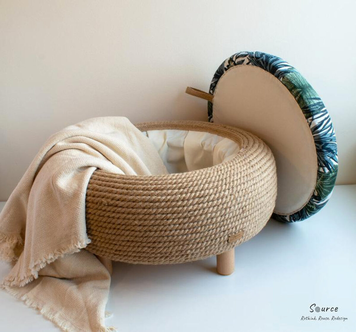 Pouf déco DIY dans le salon.